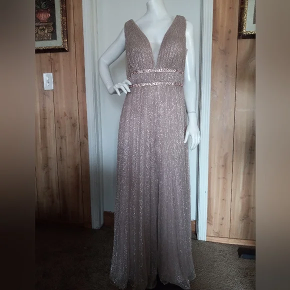 NWOT Cinderella Divine Metalic Gown With Beaded Banded Belt And V-Neckline 18